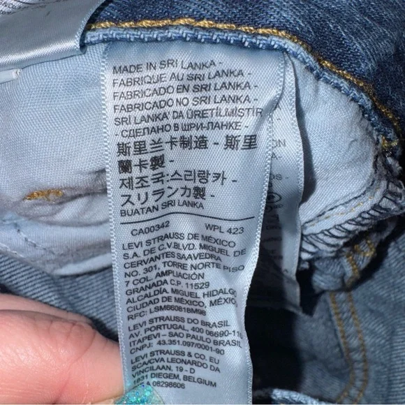 Levi’s High Waisted Mom Jeans - Picture 6 of 7